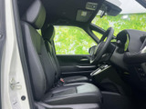 運転席と助手席にはゆとりを感じるシートを配置し、前方や側方の視界も広々。落ち着いた色合いの室内で、毎日の移動から長時間の乗車までくつろいでお過ごしいただけます。