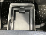 助手席シートアンダーボックス(車検証収納トレイ付)!大容量で前席からも後席からも引き出し可能!