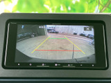 車両後方の映像とガイドラインが画面に表示され、駐車時に後方の位置関係を確認する目安になります。周囲を確かめながらバックする際の補助として役立ちます。