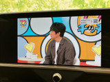 映像を画面いっぱいに表示でき、停車中の休憩時間などにテレビ番組を視聴できます。画面上で映像を確認しやすく、待ち時間を過ごす際にも活用できる装備です。運転中の視聴はお控えください。
