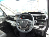 ★運転席周辺★大きなフロントガラスで見晴らしよく運転しやすい設計と、広くてゆとりのある運転席。楽な姿勢で座ることが出来るので長時間の運転でも疲れにくいですし体もぶれにくく工夫されています!