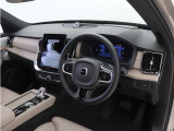 インストルメントパネルは僅かに運転席側へと傾けられているほか、余計なスイッチ類を可能な限り排し、運転に集中しやすい環境を造り出しています。