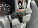 レバーには複数の表示があり、操作内容を目で確認しやすい配置です。運転席から手の届く位置にまとまっているため、必要なときに扱いやすく、日々の運転を支える装備となっています。