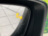 【ブラインドスポットモニタリング】走行中、ドアミラーの死角になりやすい箇所に後続車が接近するとサイドミラー付近に警告を表示、ドライバーに注意喚起をしてくれます。