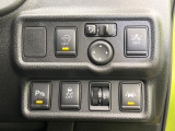 【車線逸脱警報】道路上の白(黄)線を認識し、意図せず走行中の車線からはみ出しそうになった時、メーター内の警告灯とブザーで注意喚起してくれる安心・安全機能です♪