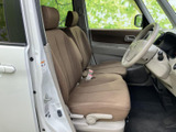 前席は座面と背もたれにゆとりがあり、落ち着いて座れる空間です。運転席まわりは前方を見渡しやすく、乗り降りの際もドア開口部が広いため、毎日の移動に便利です。