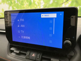 FMやAM、テレビ、交通情報など、利用したい音源や情報を画面から選べる構成です。表示が大きく見やすく、日常の移動中も目的に合わせて確認しやすい便利な装備です。