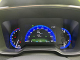 速度や燃料残量などの情報がひと目で確認しやすく、運転中に必要な表示を把握しやすいメーターです。中央のディスプレイにも各種情報がまとまり、日々の運転をサポートします。