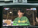 テレビ番組を画面いっぱいに表示でき、停車中の待ち時間にも映像を楽しめます。時刻表示も備わり、休憩や待ち合わせの合間に使いやすい装備です。