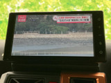 画面にテレビ番組が表示され、停車中に映像やテレビを楽しめます。見やすい大きさで、休憩時間のひとときにも活用できる便利な装備です。