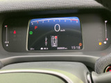 中央の表示部に速度やシフト位置などがまとまり、運転中に必要な情報を確認しやすい配置です。表示が見やすく整理されており、視線の移動を抑えながら状態を把握できます。