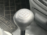 シフト位置がノブ上に表示され、切り替え位置を確認しやすい構成です。運転席から手を伸ばしやすい場所にあり、日常の運転で扱う際にも分かりやすい印象です。