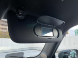 バニティミラー付きサンバイザーを運転席/助手席に装備。