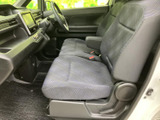 前席はシートが並ぶシンプルな室内で、前方へ広がる視界と一体感のある運転席まわりが特徴です。座面や背もたれには細かな柄があしらわれ、助手席の方も落ち着いて過ごせます。