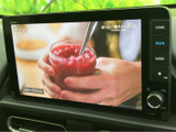 大きく見やすい画面で映像コンテンツを楽しめ、表示内容もひと目で確認できます。画面まわりにはホームや音量の操作部が配置されており、停車中のひと休みにも活用しやすい装備です。