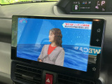 テレビ番組を画面で視聴でき、停車中の待ち時間を過ごす際にも便利です。画面表示が見やすく、日常のさまざまな場面で活用いただける装備として、車内でお楽しみいただけます。