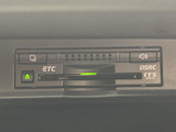 周辺機器の状態を知らせる表示や音量調整部を備えた車載ユニットです。日々の利用に必要な操作部がまとまり、乗車時にも確認しやすい配置となっています。