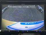 後退時に車両後方の映像を画面で確認でき、周囲の状況を把握する際に役立ちます。車両後端も映るため、駐車時の目安として便利。画面の案内に沿って安全確認を行えます。