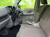前席からフロントガラスまで視界が広がり、運転席と助手席のどちらからも周囲を確認しやすい室内です。シートやドアまわりは落ち着いた色調で、日々の乗車にもなじみます。