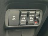 スイッチ類が運転席から手の届く位置にまとまり、表示を確認しながら各種設定を選べます。走行を支える機能や車両装備に関わる操作を手元で行えるため、日常の運転時にも便利です。