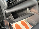 車検証やティッシュ箱を収納出来ます。