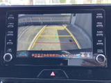 後方の映像と進行方向の目安となるガイド線が表示され、駐車時の後方確認をサポートします。周囲の安全を目視でも確かめながら、落ち着いて車庫入れしやすい装備です。
