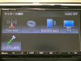 FM・AMやCD、Bluetooth Audio、テレビなどの選択画面を表示。使いたい音源を一覧から選べるため、普段の移動や休憩時間に合わせて楽しみ方を切り替えられます。
