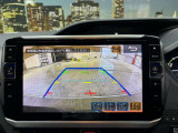 【バックカメラ】運転席から画面上で安全確認ができます。駐車が苦手な方にもオススメな便利機能です。