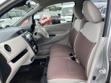 前席は座面と背もたれにゆとりを感じさせる形状で、落ち着いた配色が車内をやさしい印象にまとめています。窓が広く外の様子を確認しやすい点も魅力です。座り心地や視界は現車でご確認ください。