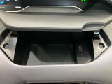 運転席前にUSBソケット付き収納あり★スマートフォンの充電も出来き便利です!