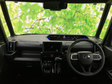 運転席まわりは前方の視界が広く、メーターやセンター部分も見渡しやすい配置です。毎日の乗り降りから運転まで、落ち着いて過ごせます。