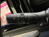 前後のワイパーに関する表示がレバーにまとまり、設定を目で確認しやすい作りです。ステアリング横で手が届きやすく、雨天時にも必要な操作を行いやすい配置です。