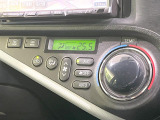 【オートエアコン】一度お好みの温度に設定すれば、車内の温度を検知し風量や温度を自動で調整。暑い&hellip;寒い&hellip;と何度もスイッチ操作をする必要はありません。快適な車内空間には必須の機能ですね♪