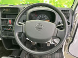 メーターを見渡しやすい位置にステアリングを配置し、運転席まわりの視認性に配慮した構成です。周囲には空調や各種スイッチ類がまとまり、必要な装備を把握しやすい運転席です。
