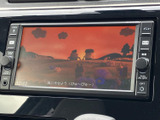 映像を画面いっぱいに表示でき、停車中のひとときにテレビ番組などを楽しめます。画面の周囲には操作ボタンやダイヤルが配置され、音源の切り替えや音量調整もしやすい構成です。