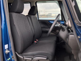 前席は窓から光が入り、運転席まわりを見渡しやすい開放的な空間です。座面と背もたれにはゆとりがあり、乗り降りもしやすく、毎日の移動を快適にお過ごしいただけます。