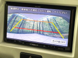 【バックカメラ】駐車時に後方がリアルタイム映像で確認できます。大型商業施設や立体駐車場での駐車時や、夜間のバック時に大活躍!運転スキルに関わらず、今や必須となった装備のひとつです!