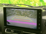 後方の映像に目安となるラインが表示され、駐車時の後方確認を助けます。画面上にも周囲を確認する案内があり、停車時の操作をサポートしてくれます。