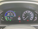 速度や各種車両情報を運転席から確認しやすい配置です。表示がまとまり、必要な情報をひと目で把握しやすいため、日々の運転前や走行中の確認にも役立ちます。