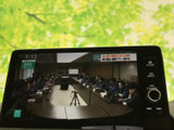 車内の画面でテレビ番組を視聴でき、停車中の休憩時間も快適に過ごせます。画面には番組内容が表示され、映像を楽しみたい場面で活用いただける装備です。
