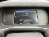 速度やシフト位置、燃料残量などの情報を画面にまとめて表示し、運転に必要な内容を確認しやすい構成です。文字やアイコンが見やすく、日常の運転を支えてくれます。