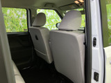 後席から前席の背面まで見渡せる、すっきりとした室内です。明るい色合いのシートが車内にやわらかな印象を添え、窓から外の景色も楽しめます。ご家族や同乗者との移動にも心地よく過ごせる空間です。