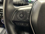マルチインフォメーションディスプレイ内の表示切替や運転支援機能、オーディオの操作をステアリングから手を放さず行うことができ、運転に集中できます。