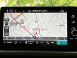 地図を大きく表示でき、目的地までのルート確認に活用できます。画面下部にはオーディオや電話などの項目も並び、必要な機能を選びやすい構成です。日常のお出かけをサポートします。