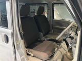 運転席まわりです。運転席からの視界が左右に広く隅々まではっきりと見渡せます!クルマの前端も把握しやすく安心して運転できます!