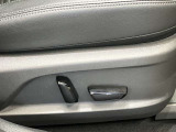 運転席は高級感あるパワーシート!女性の方でもスイッチひとつで簡単に調節できます!