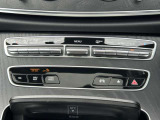 ステアリングボタンは、使いやすいデザインでございます。ステアリング付近のレバーや、ステアリングボタンで追従機能の操作も可能でございます。