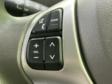 手元には音量調整やオーディオ操作に使えるスイッチを配置。視線を大きく動かさずに操作しやすく、音楽を楽しむ場面でも便利です。運転中の操作を助ける実用的な装備です。
