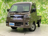 角張ったフロントまわりに力強さがあり、荷台を備えた実用的な佇まいも魅力です。落ち着いたボディカラーが印象的で、街中でも作業現場でも頼もしい存在感を感じていただけます。