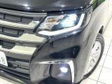 【LEDヘッドライト】悪天候や夜間走行時も良好な視界を確保し安心して運転できる高輝度LEDヘッドライトを装備!点灯速度が早く、消費電力も抑えられています。